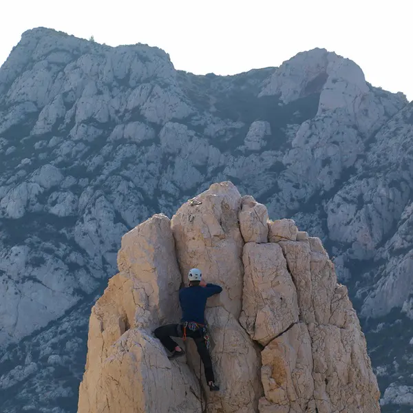 Floyd klimt voor op de Calanques